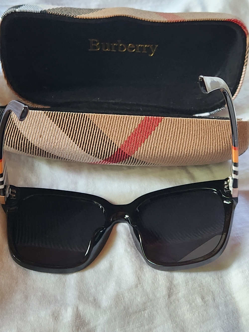 Burberry Black Square Sunglasses with Signature Case - Picture 3 of 9